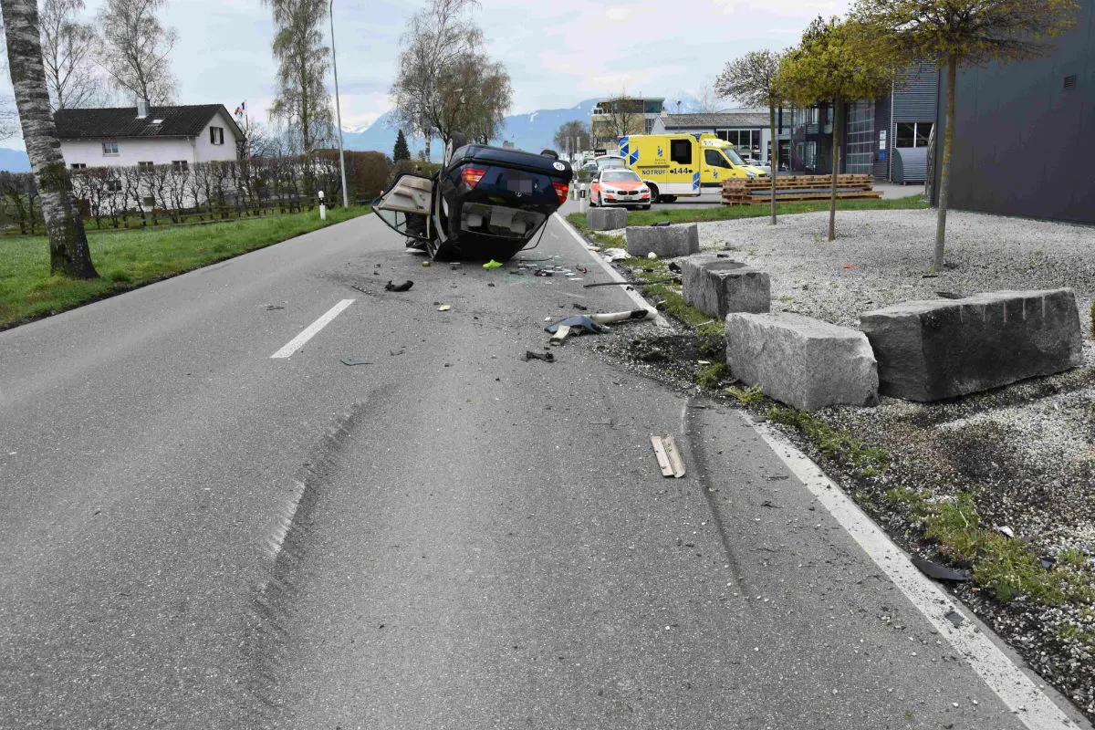 Oberriet SG - Bei Selbstunfall überschlagen