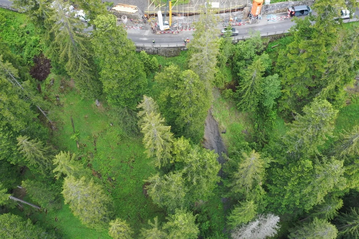 Langwies GR - Mann entzieht sich vor Kontrolle und springt in die Tiefe!