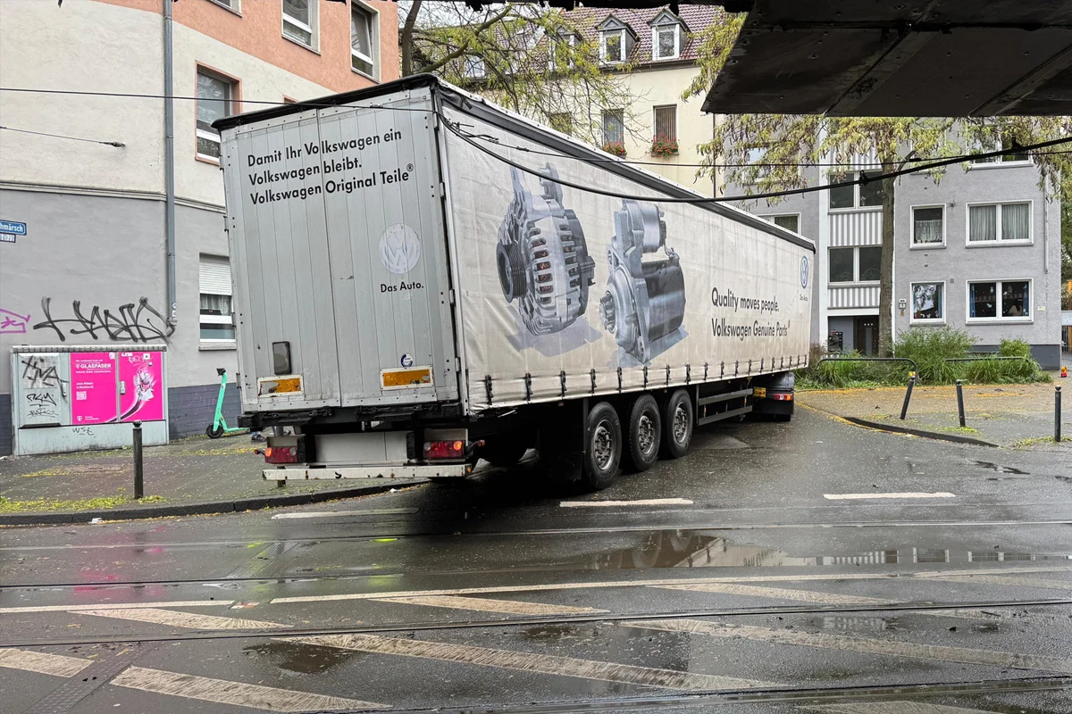 Dortmund NW – Verkehrsbehinderungen nach Unfall von Lkw mit Oberleitung