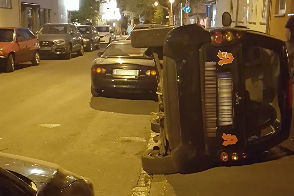 Randalierer werfen Smart um