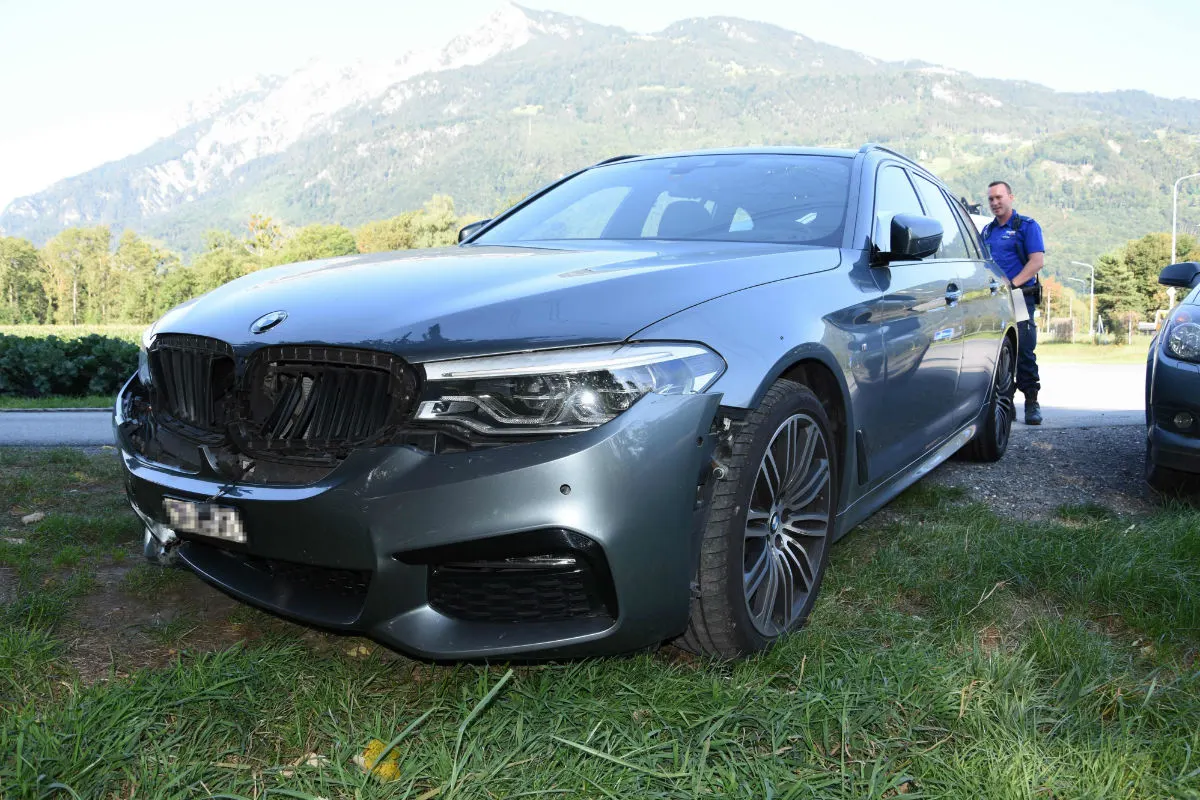 Buchs SG - Auto fährt in Brunnen