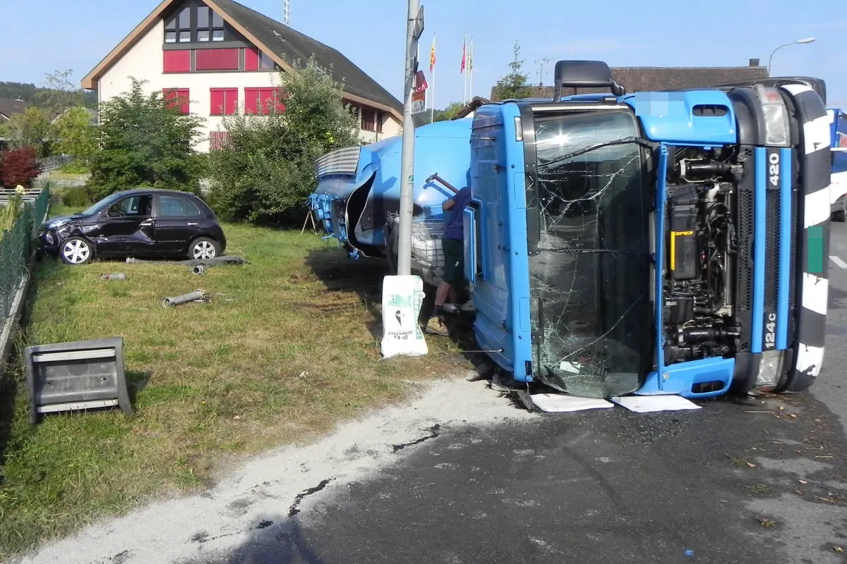 Schlatt TG - Lastwagen gekippt