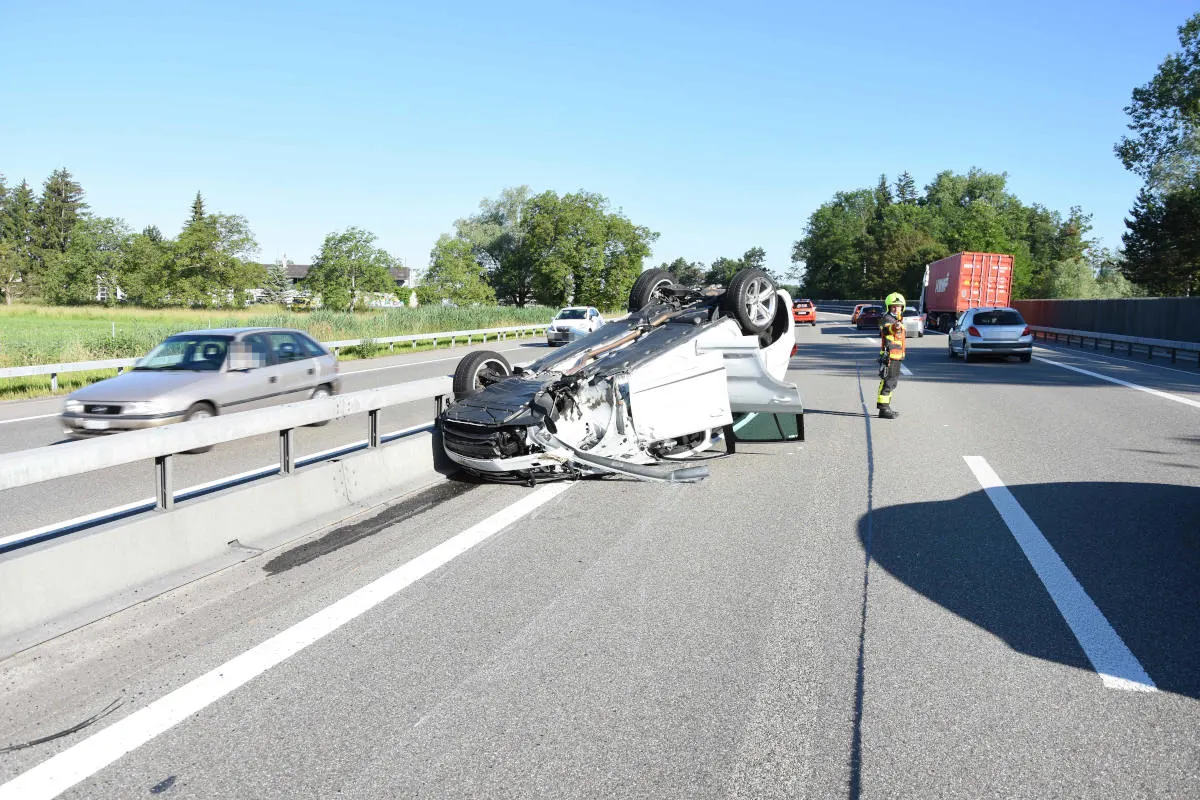 A1 Rheineck SG – Mutter mit zwei Kleinkinder überschlägt sich mit Auto nach Kollision