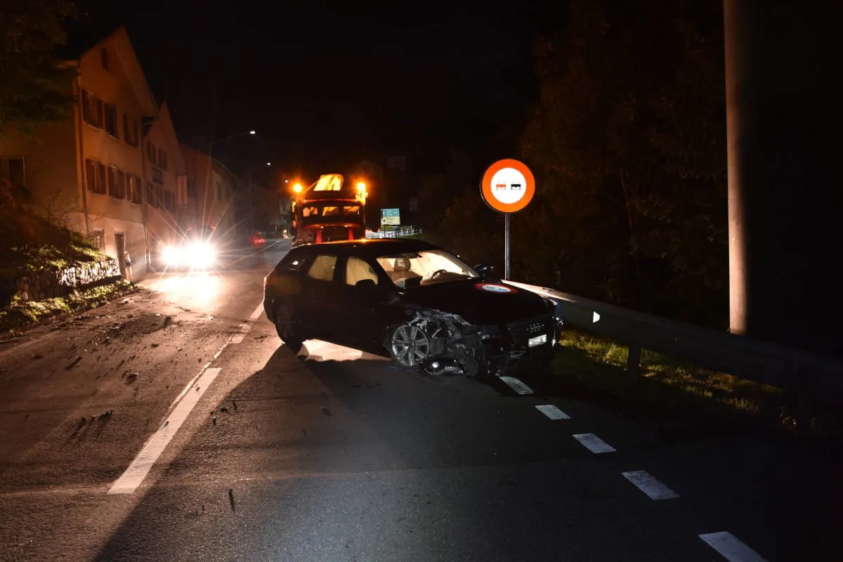 Laax GR – Fahrunfähig in Stützmauer gekracht