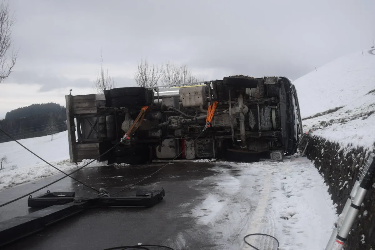 Schwellbrunn AR - Tanklastwagen auf schneebedeckter Strasse überschlagen