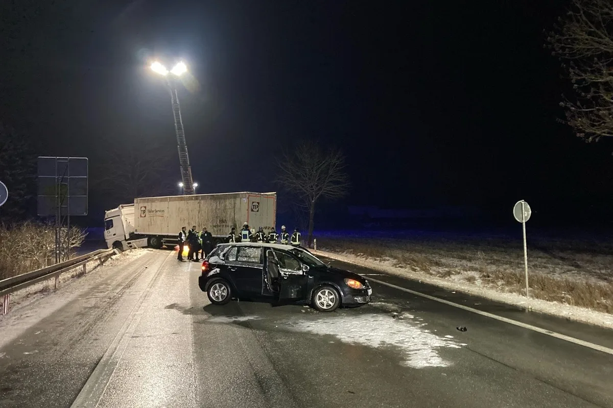 Brakel NW - Straße nach Unfall für mehrere Stunden gesperrt