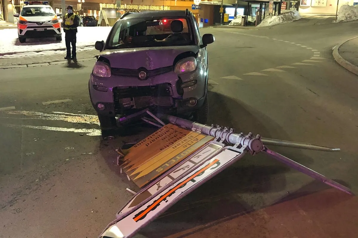 Alkoholisiert verunfallt in St. Moritz GR – Automobilistin kollidiert mit Signalisationsmasten