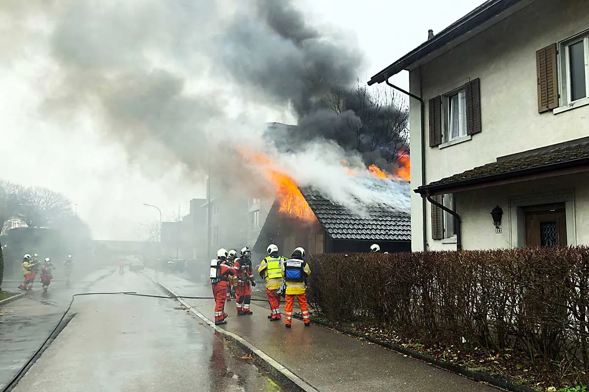 Brüttisellen ZH - Grosser Sachschaden nach Brand in Lagergebäude!