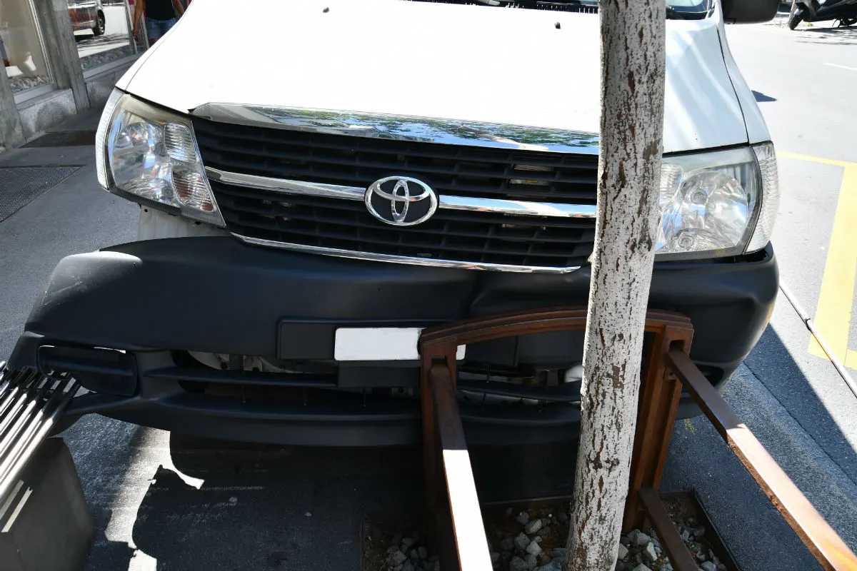 Chur GR - Lieferwagenlenker baut Selbstunfall