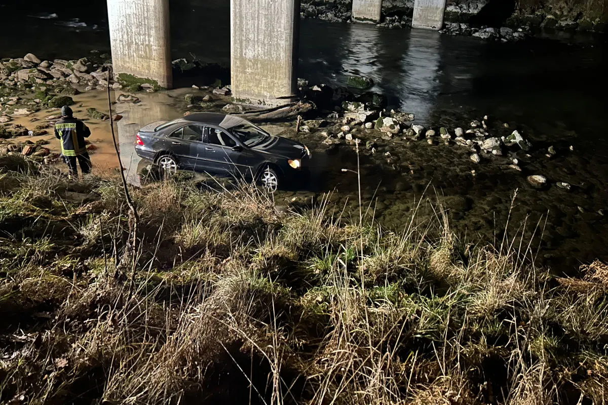 Amlikon-Bissegg TG – Auto rollt in die Thur