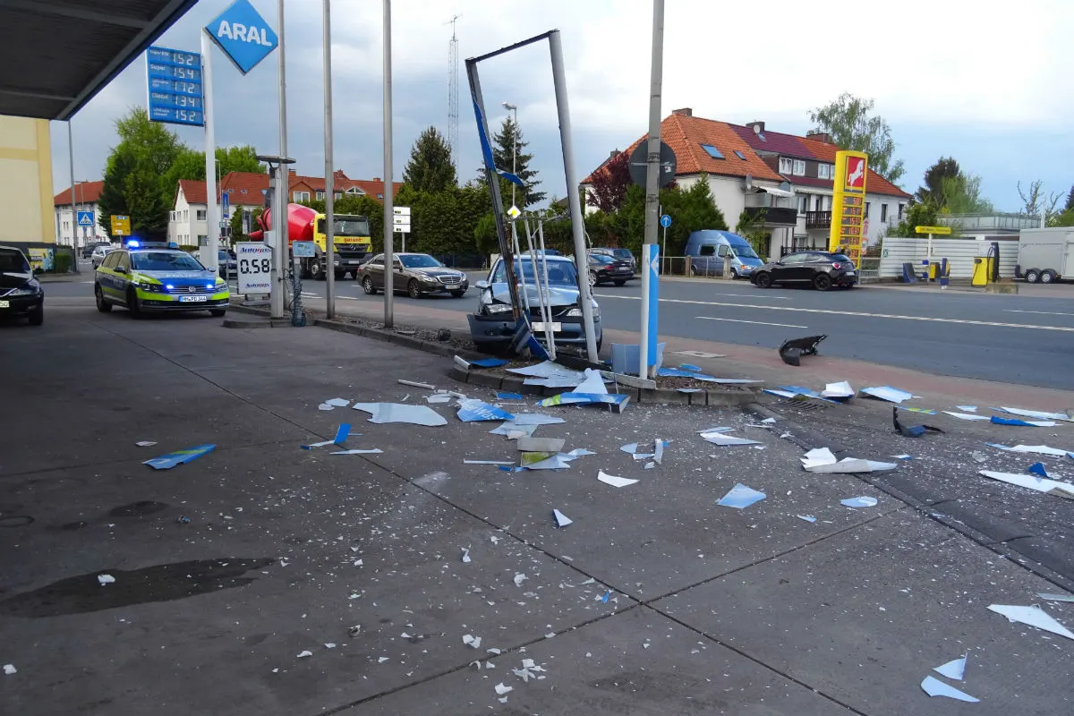 Auto schleudert in Leuchtreklame
