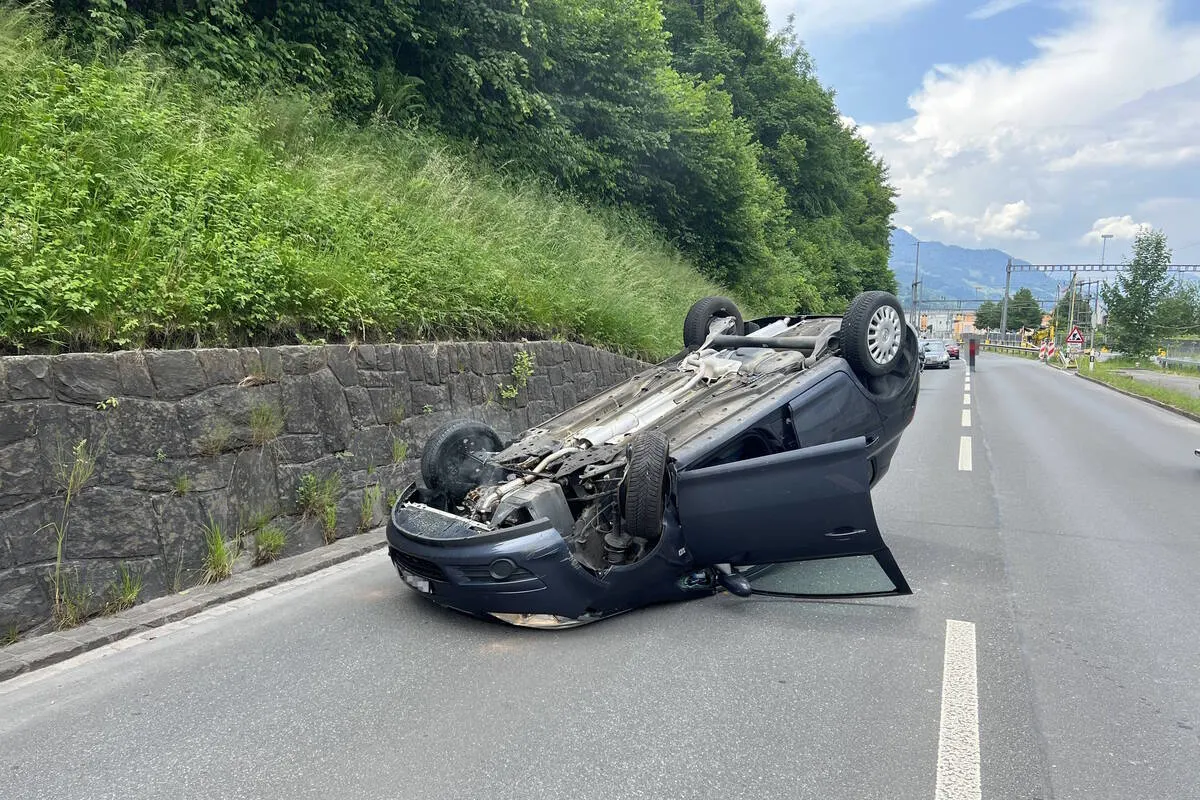 Unterterzen SG - Auto landet nach Unfall auf dem Dach 