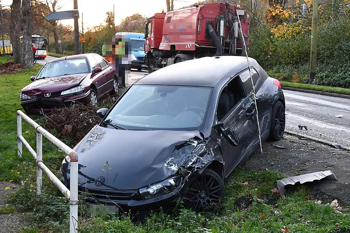 Reifen in Bochum geplatzt - Schwerer Unfall mit hohem Schaden und drei Verletzte