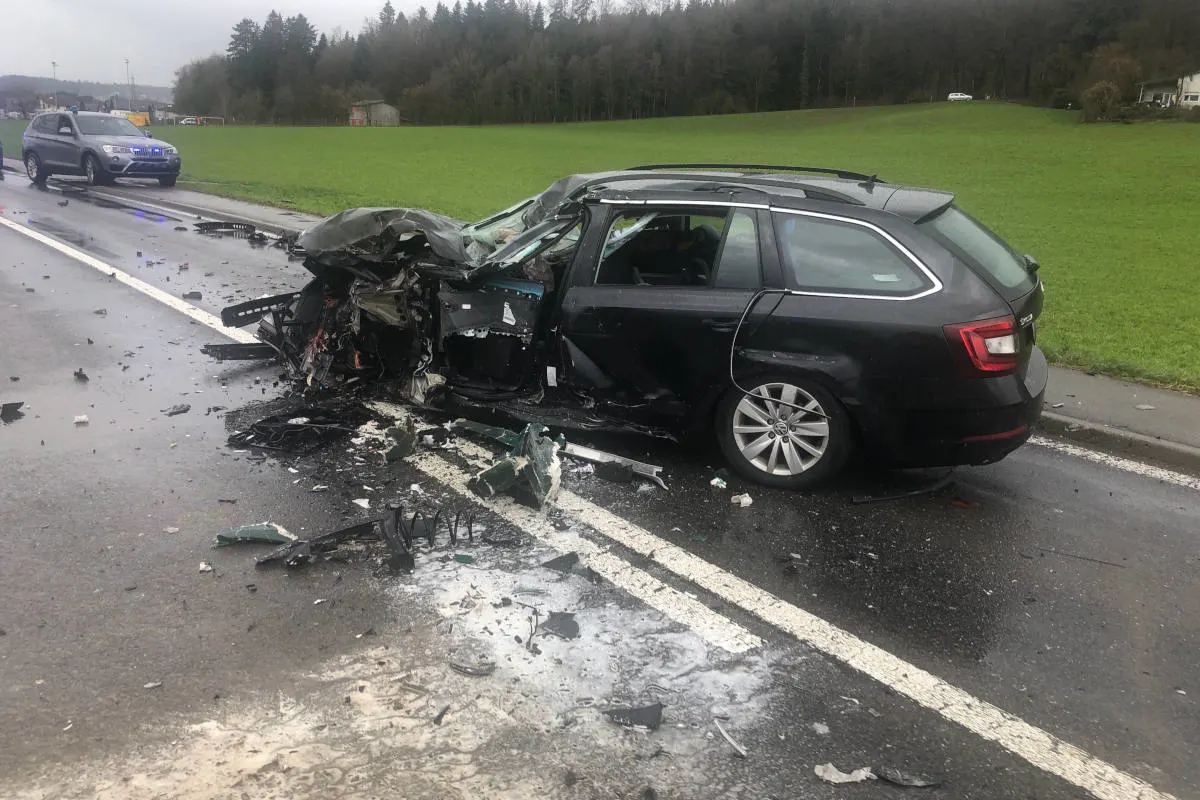 Inwil LU - Auto kollidiert mit Lastwagen