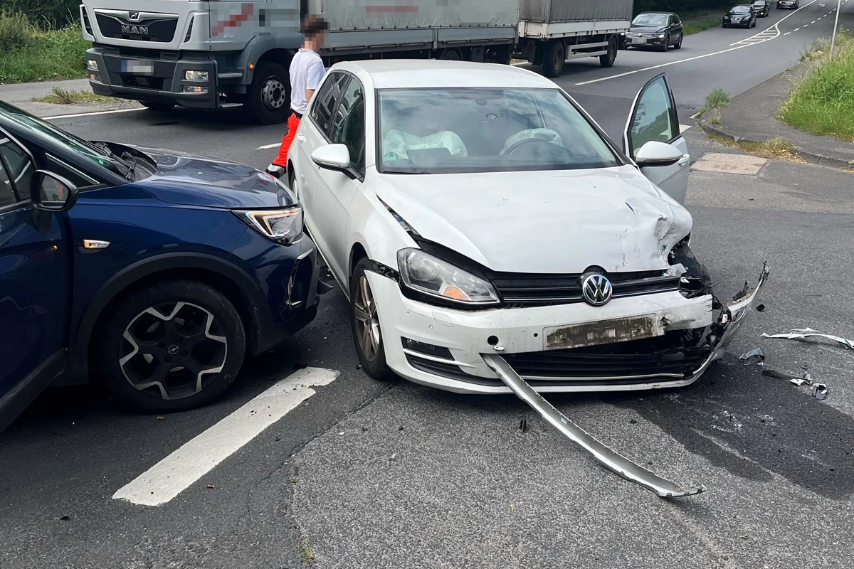 Bergisch Gladbach NW – Zwei Verletzte bei Unfall