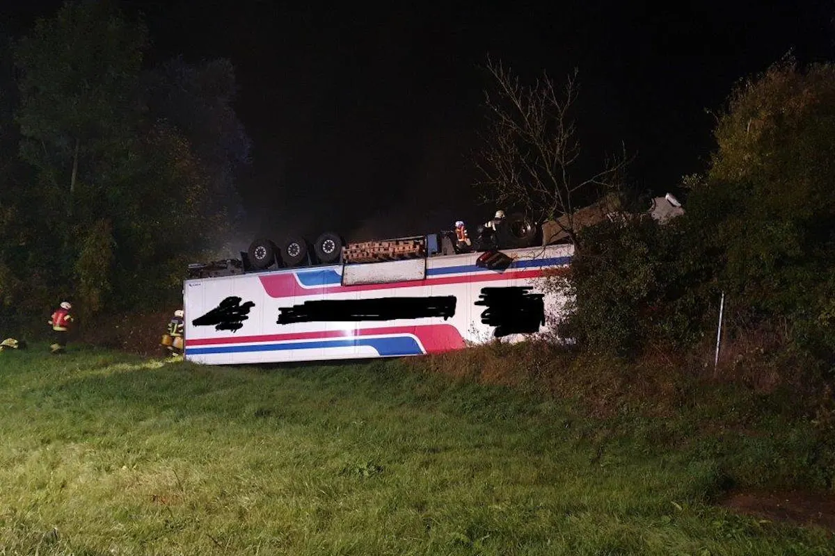 Bezirk Ried – Sattelkraftfahrzeug überschlug sich auf der A8