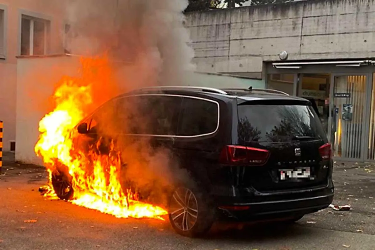 Vollalarm für die Feuerwehr in Binningen BL - Personenwagen bei Brand komplett zerstört