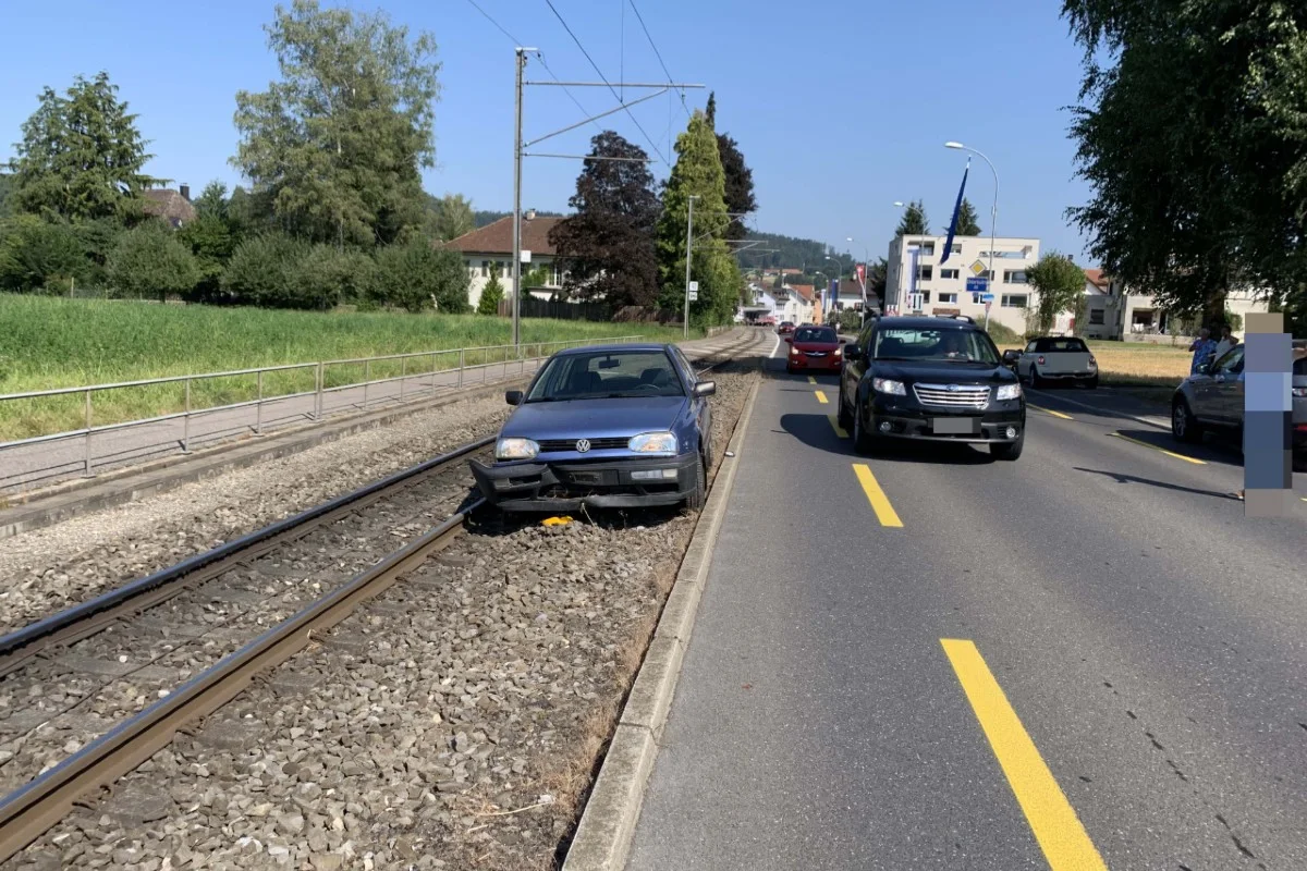 Oberkulm AG - 94-Jährige fährt mit ihrem VW Golf aufs Schotterbeet der Bahn