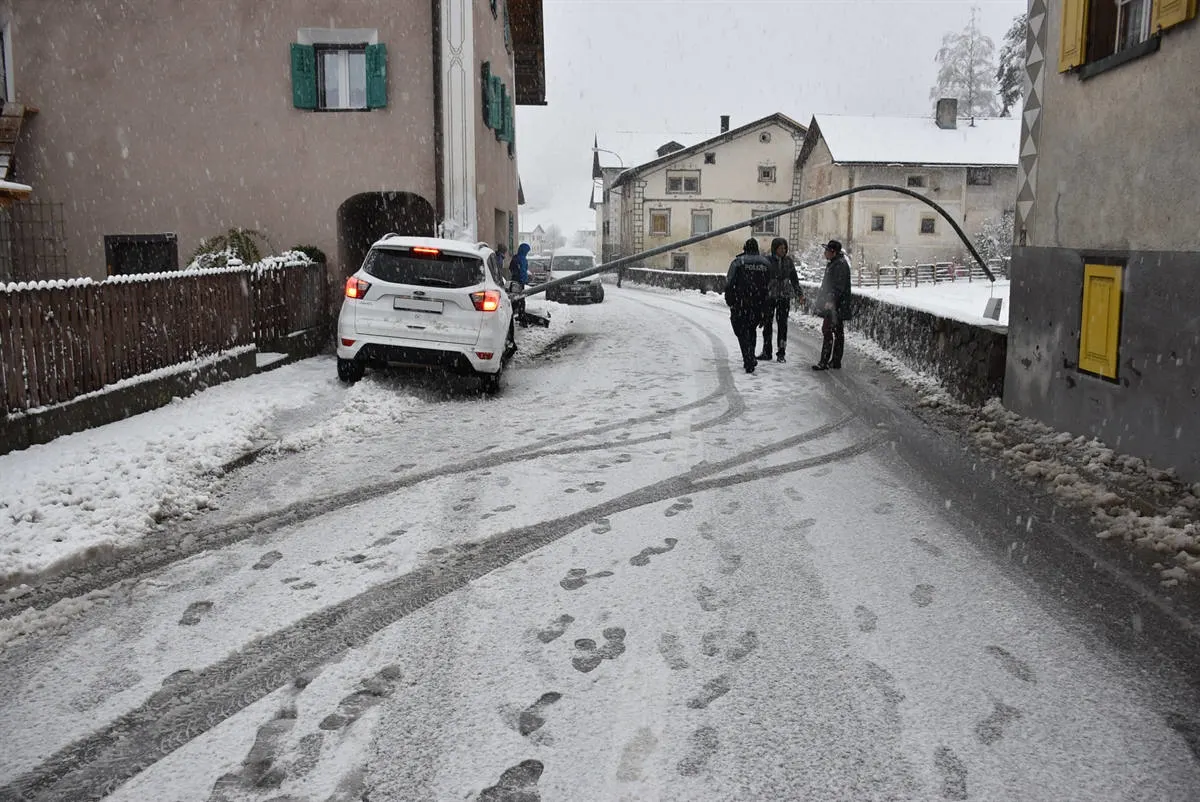 Surava GR - Selbstunfall auf schneebedeckter Strasse