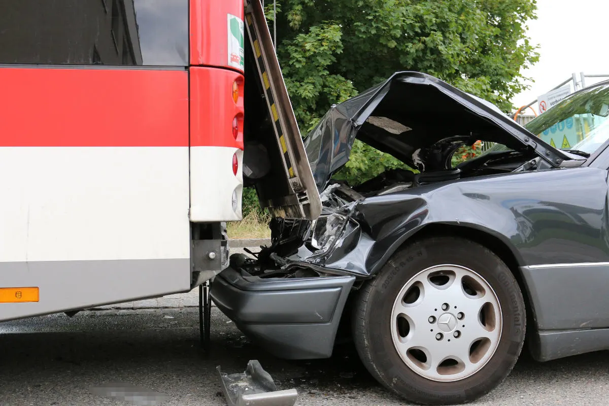 Stadt St.Gallen - Autofahrer prallt gegen Stadtbus