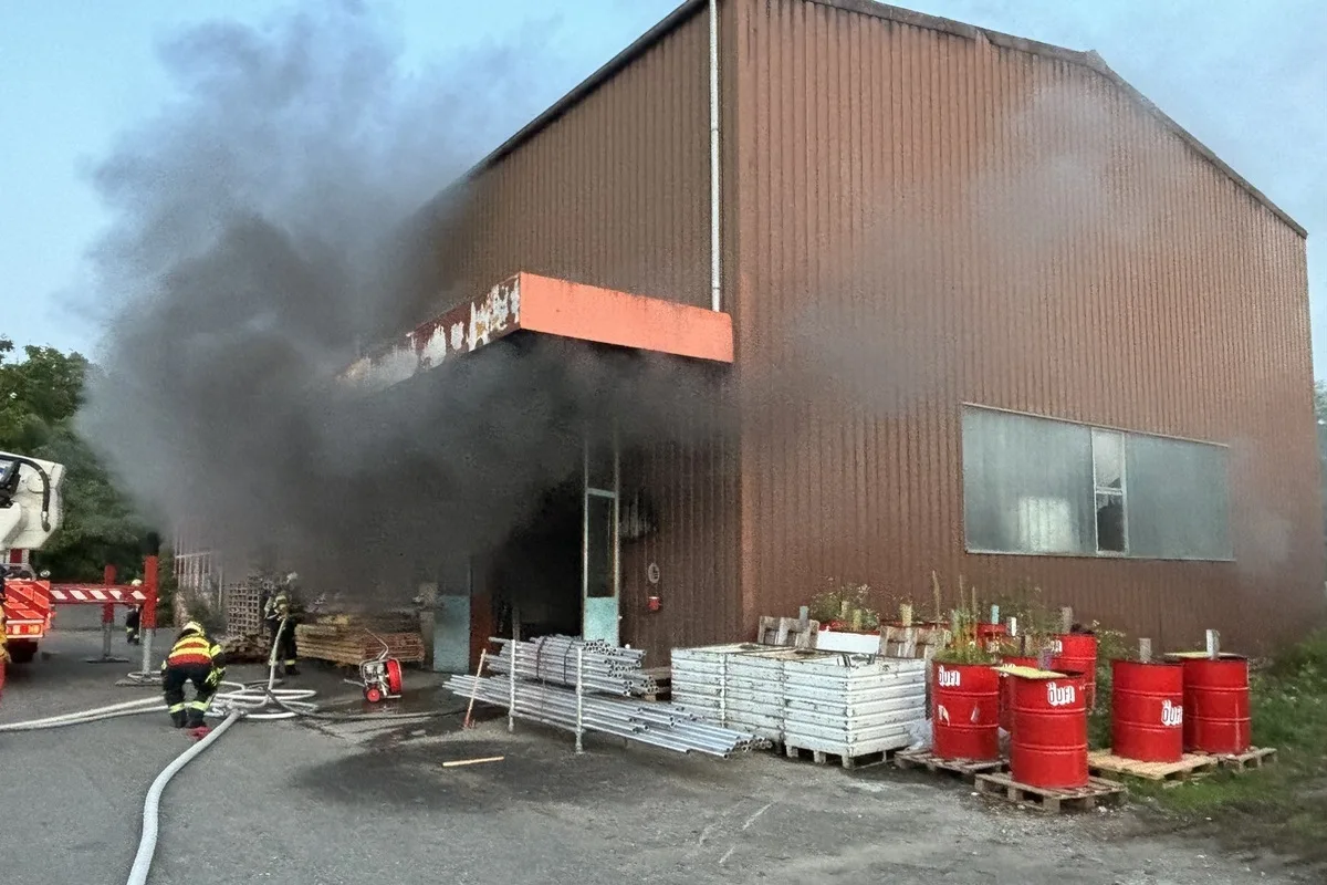 St. Margarethen - Zwei Gabelstapler und ein Elektroverteilkasten in Brand