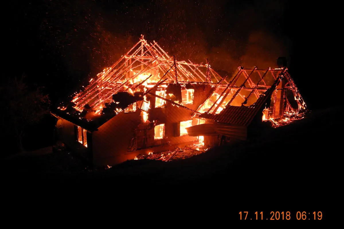 Siebnen SZ - Leerstehendes Haus abgebrannt