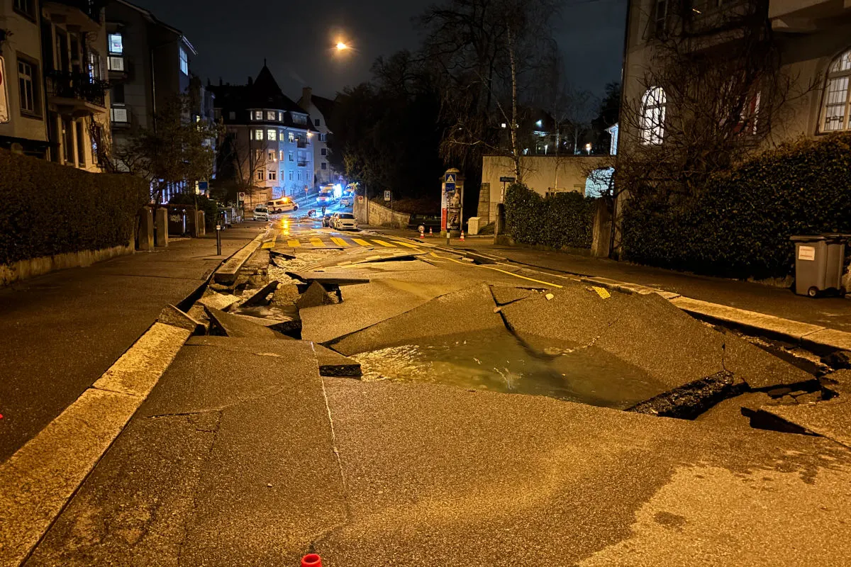 Zürich Kreis 6 – Wasserrohrbruch flutet Strassen und Häuser