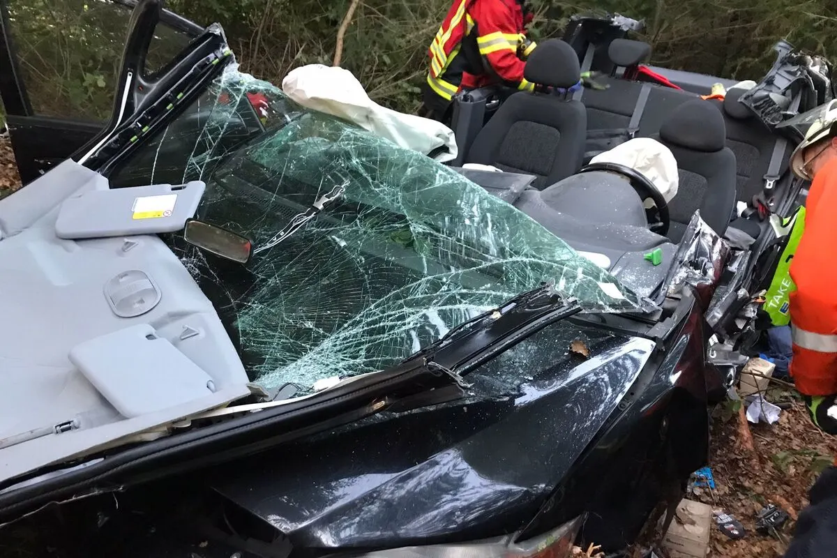 B 215 Eversen NI - Eine Person nach Unfall im Auto eingeklemmt 
