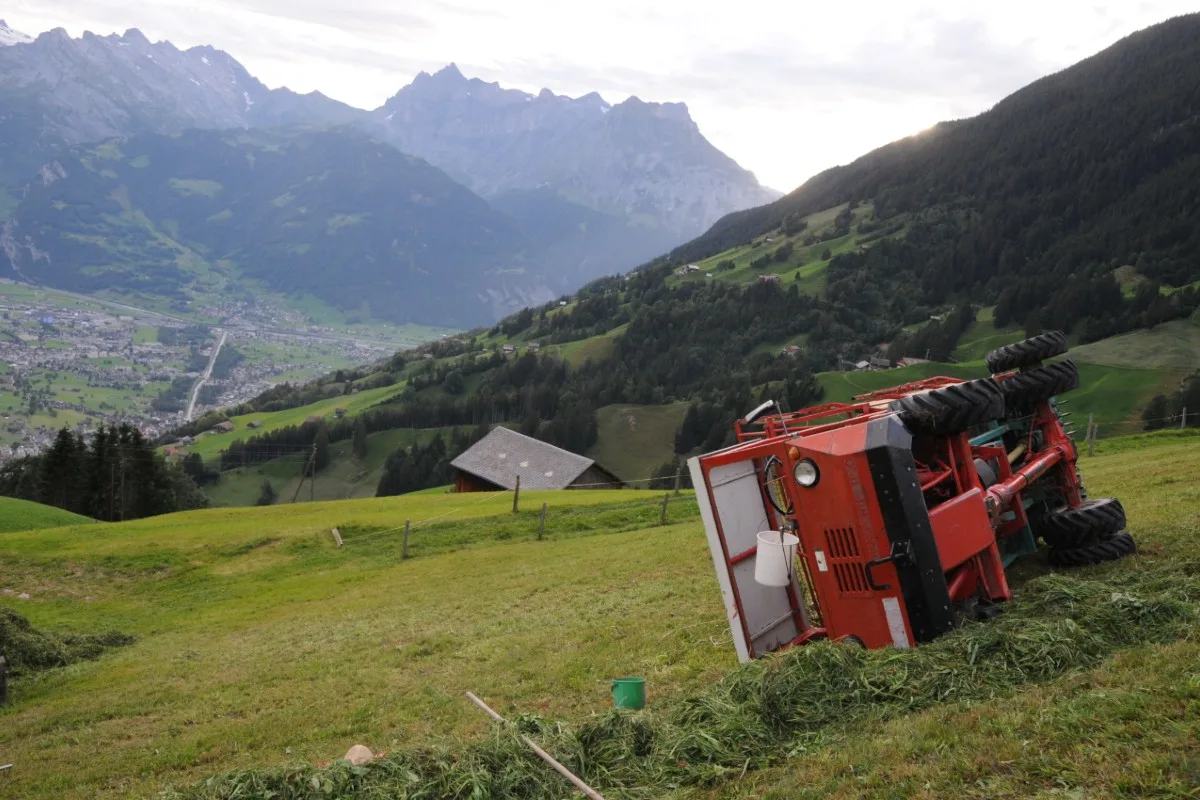 Tragischer Unfall in Bürglen UR - Ladewagen umgekippt – Person durch Rega ins Spital geflogen