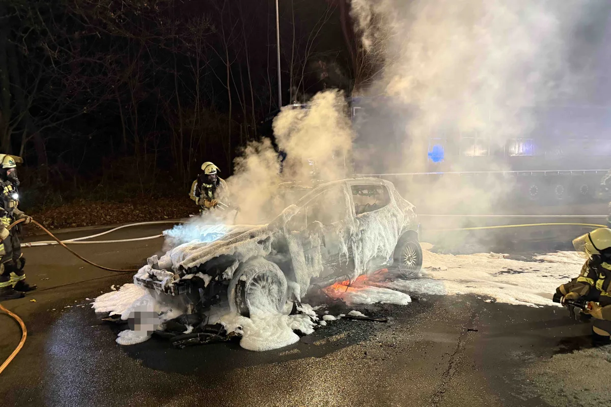 A3 Hünxe – Pkw-Brand auf Autobahnrastplatz