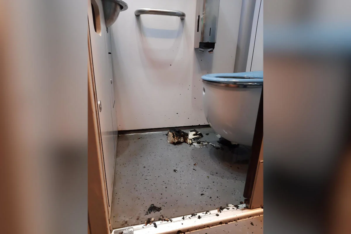 Zugtoilette in Brand gesetzt - Polizei sucht nach Täter