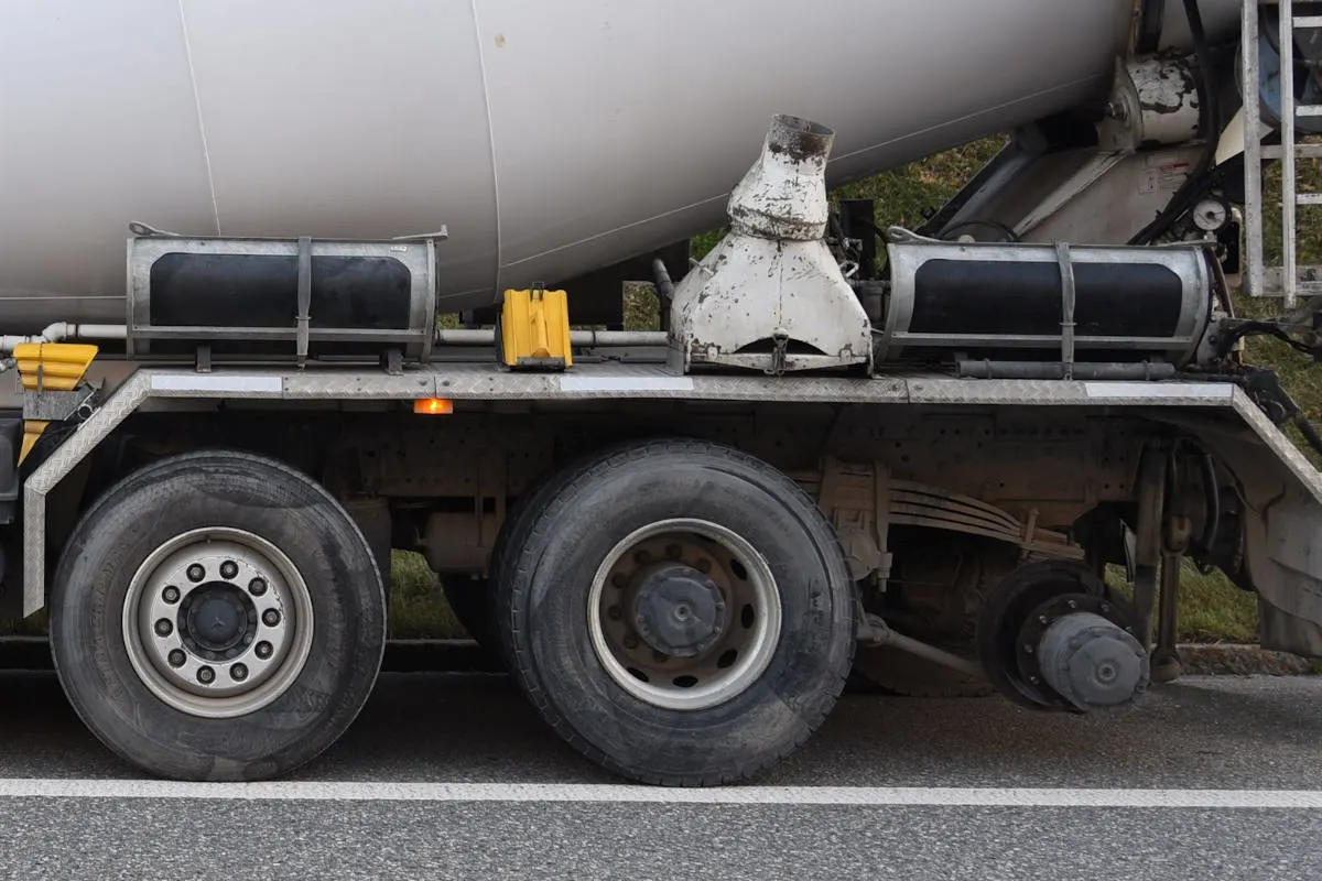 Unfall auf der A13 bei Domat/Ems – Lastwagen verliert Doppelräder