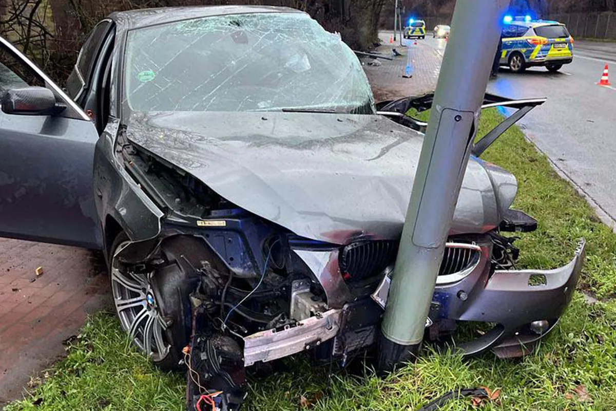 Duisburg – 19-Jähriger bei Unfall mit BMW schwer verletzt