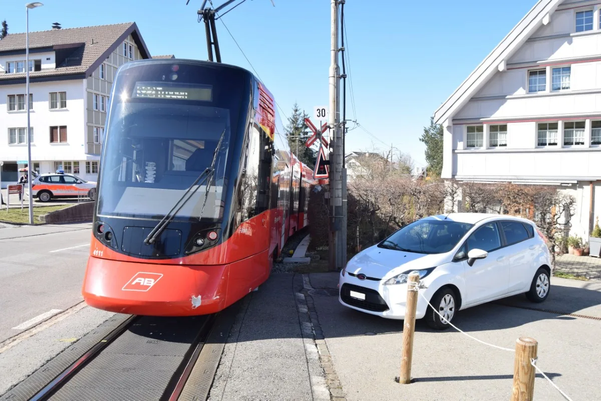 Speicher AR -  Verkehrsunfall zwischen Bahn und Auto