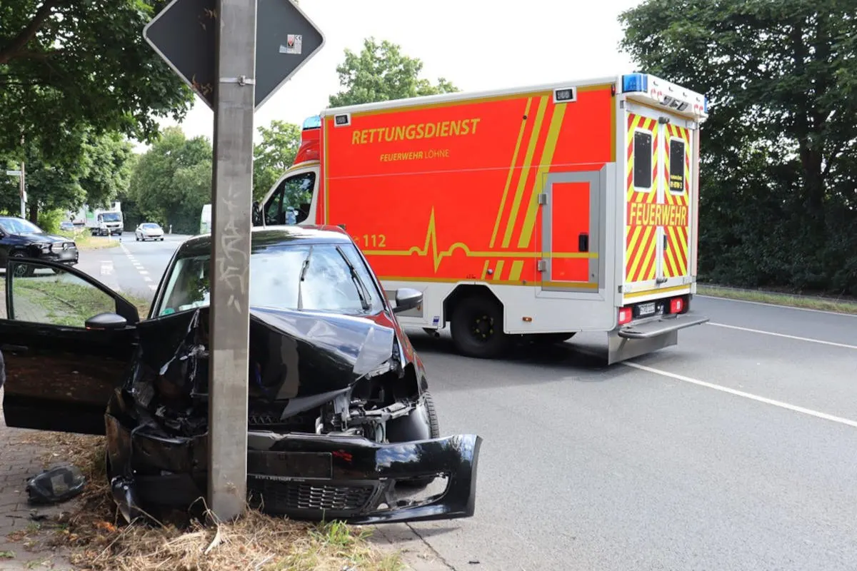 Löhne – PKW kollidiert mit Verkehrsmasten – Insassin schwer verletzt 
