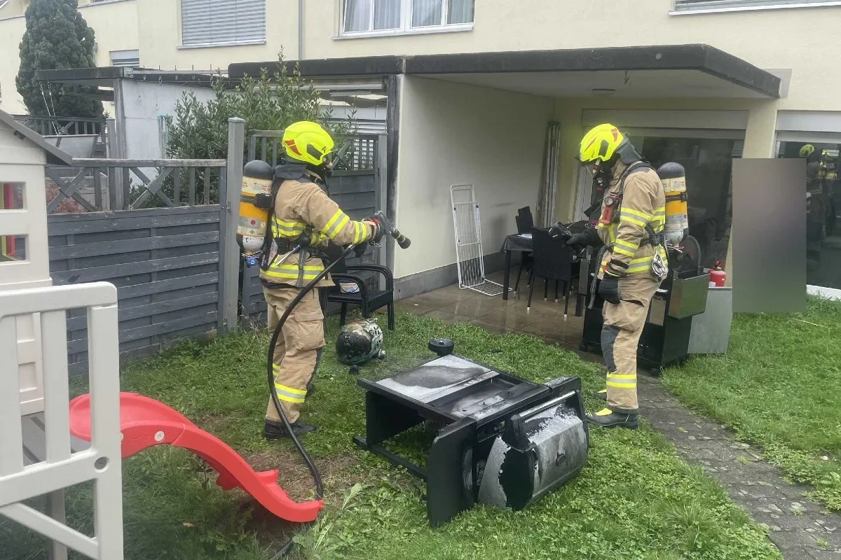 Siebnen SZ - Gasgrill gerät in Brand 