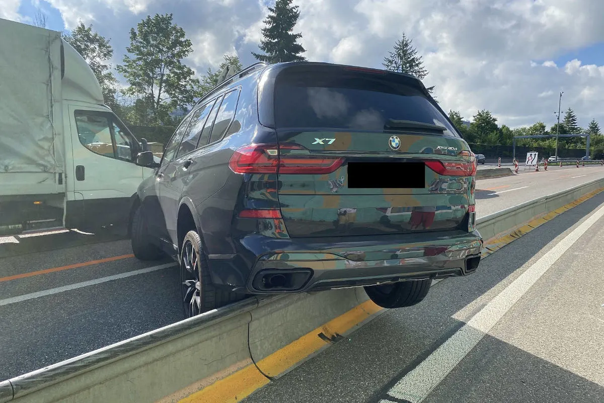 A2 Sissach BL – BMW X7 landet auf einer Baustellenleitplanke