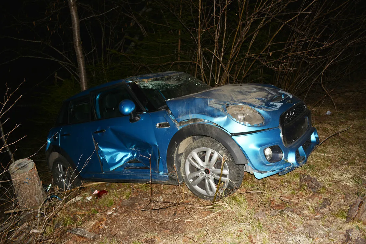 Tiefencastel GR - Auto prallt gegen Stützmauer