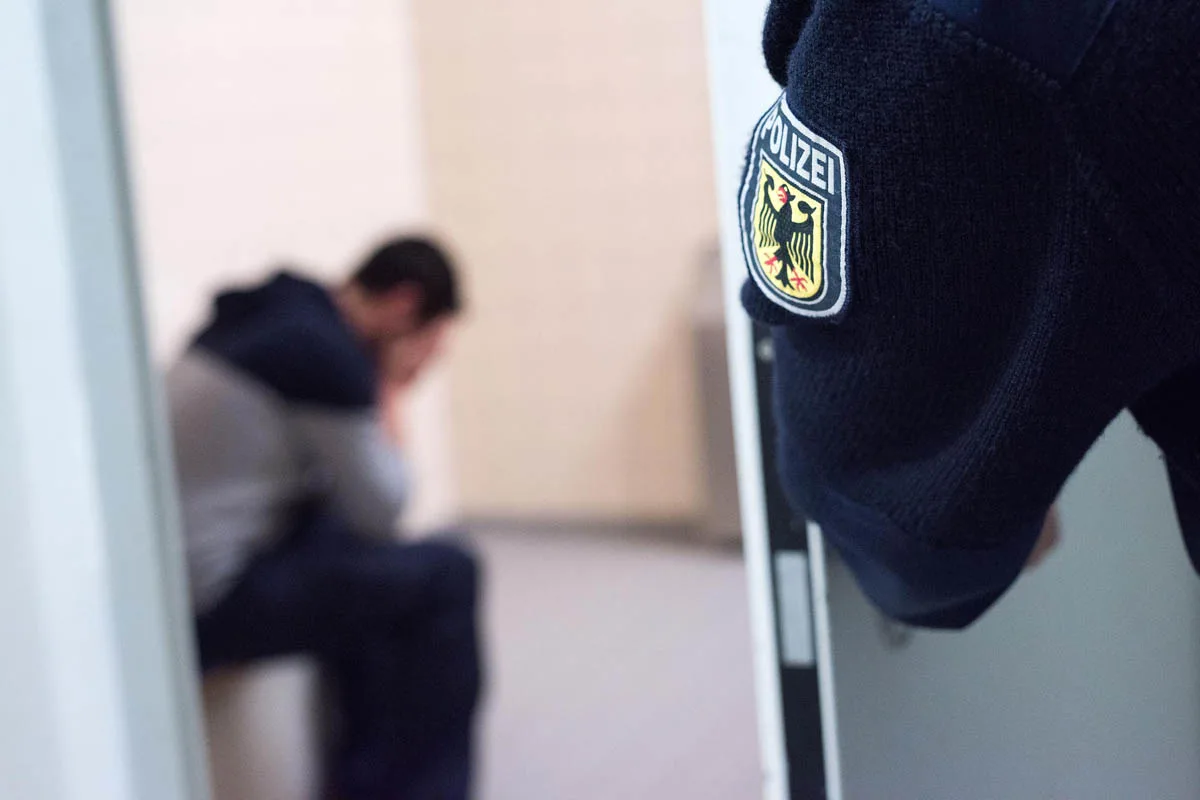 Köln - Wegen Zwangsprostitution gesucht - Bundespolizei verhaftet Tatverdächtigen am Flughafen Köln/Bonn