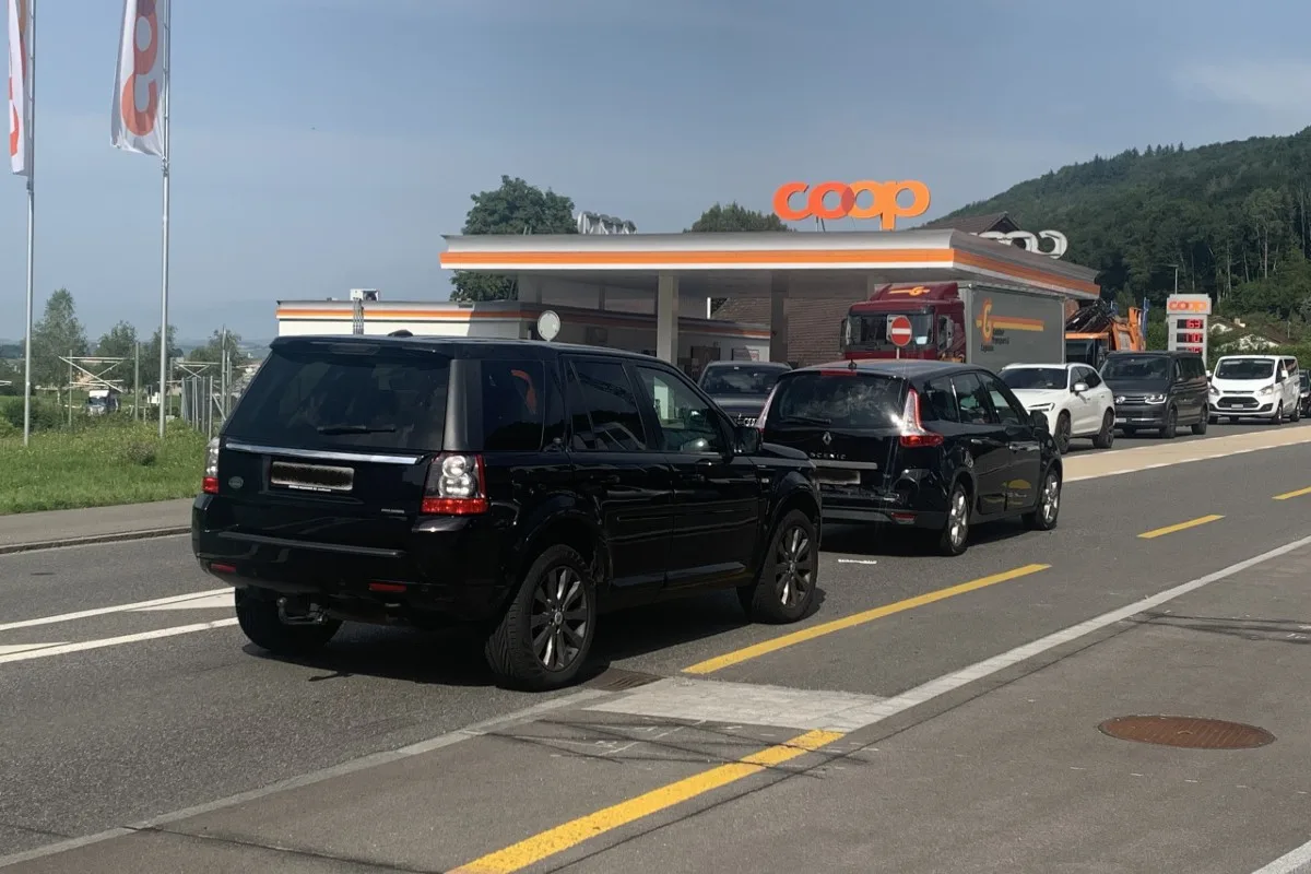 Beringen SH - Verletzte Frau nach Auffahrkollision vor Tankstelle