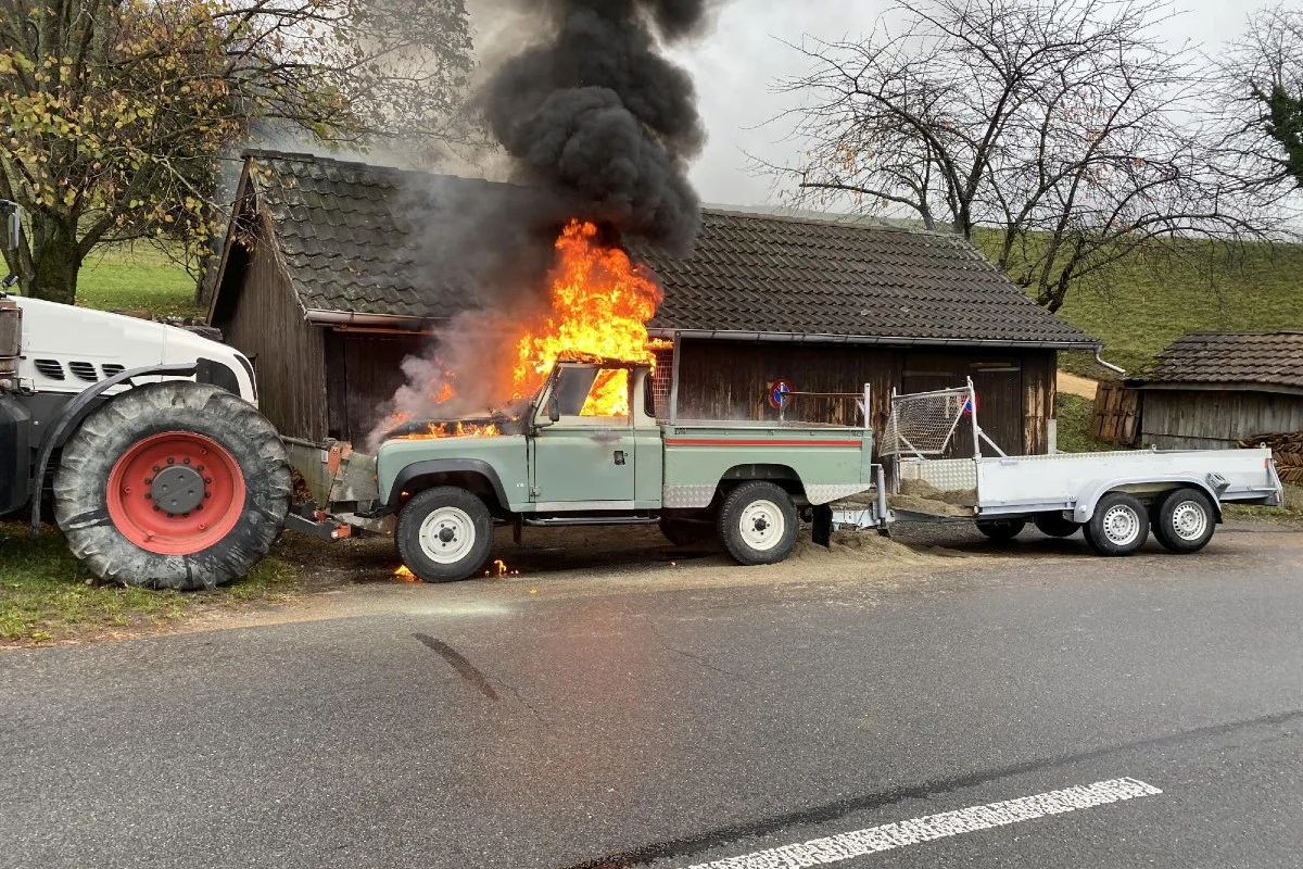 Spektakulärer Selbstunfall in Sissach BL - Fahrzeug fährt in parkierten Traktor und gerät in Brand!