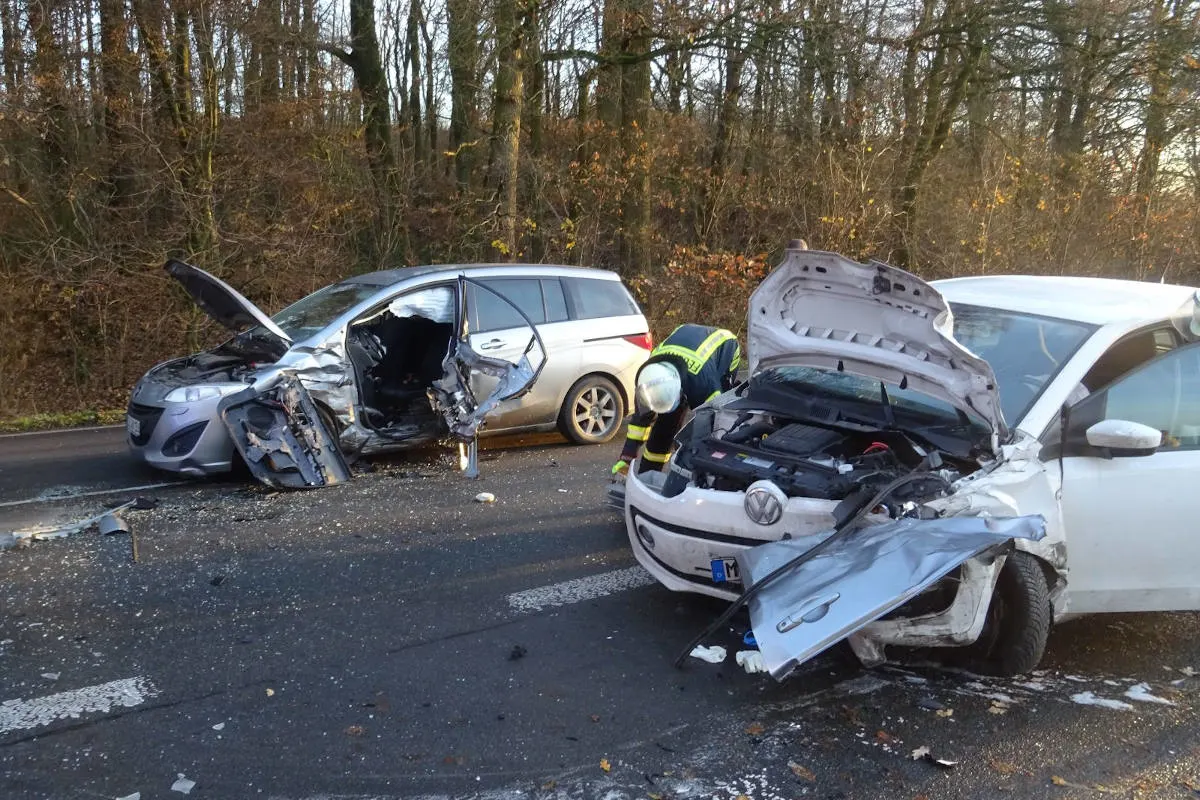 Sonsbeck – Schwerer Verkehrsunfall zwischen zwei Pkw