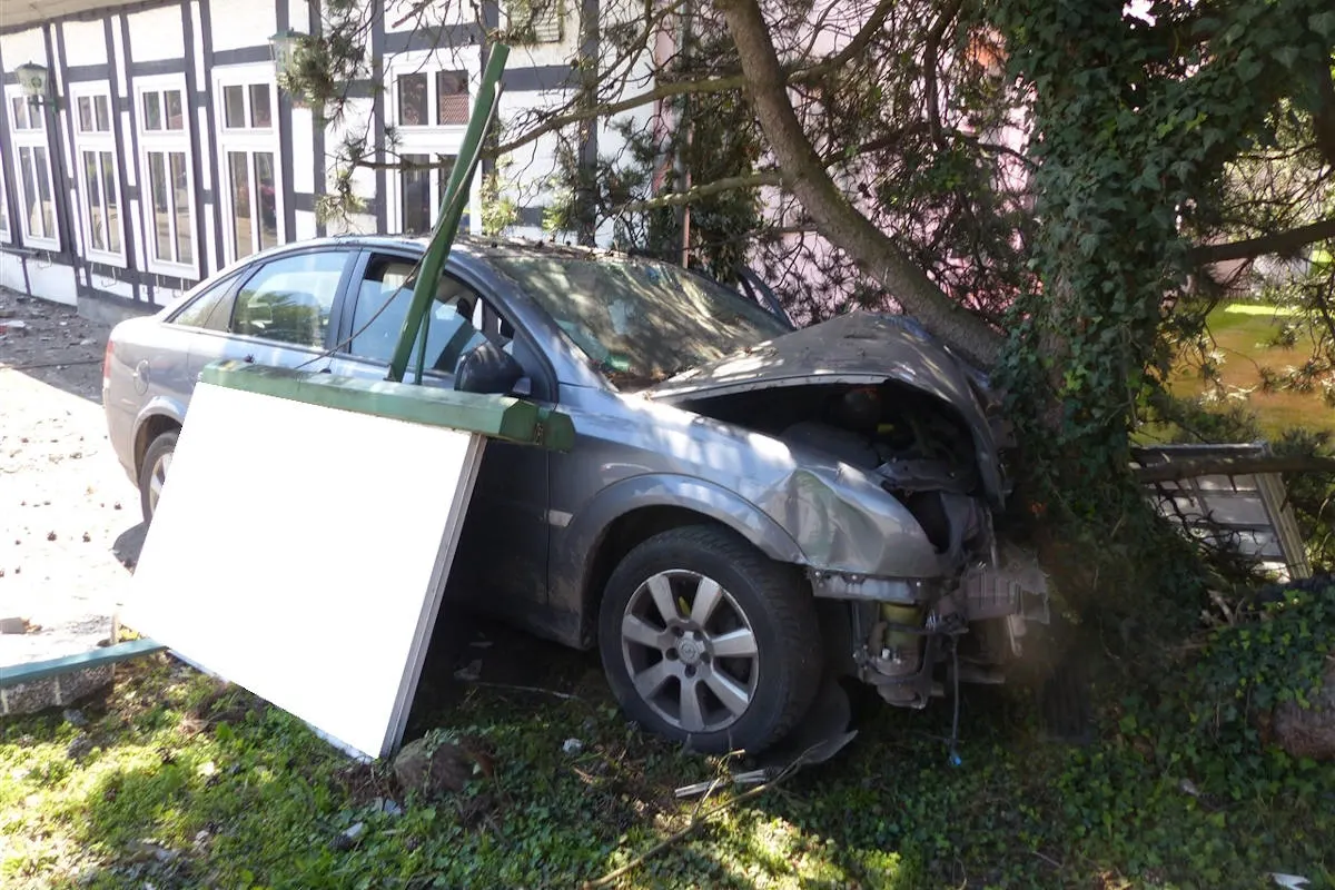 Hille – PKW durchfährt Hausvorbau und prallt gegen Baum