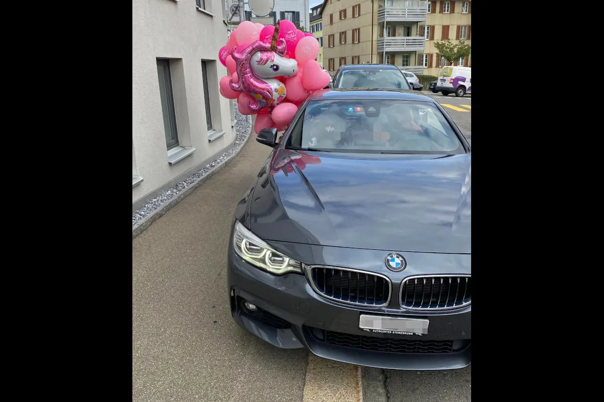 Stadt St.Gallen – Ballons aus fahrendem Auto gehalten