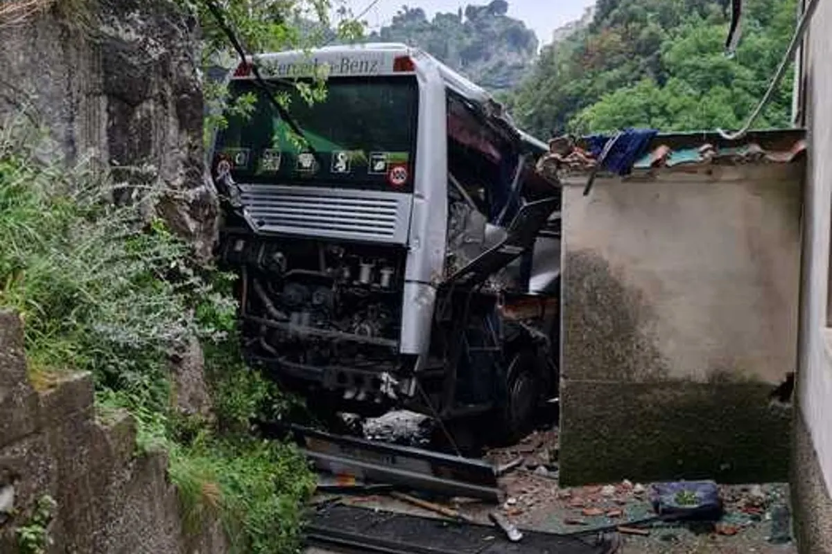 Reisecar stürzt an der Amalfiküste ab - Fahrer tot!