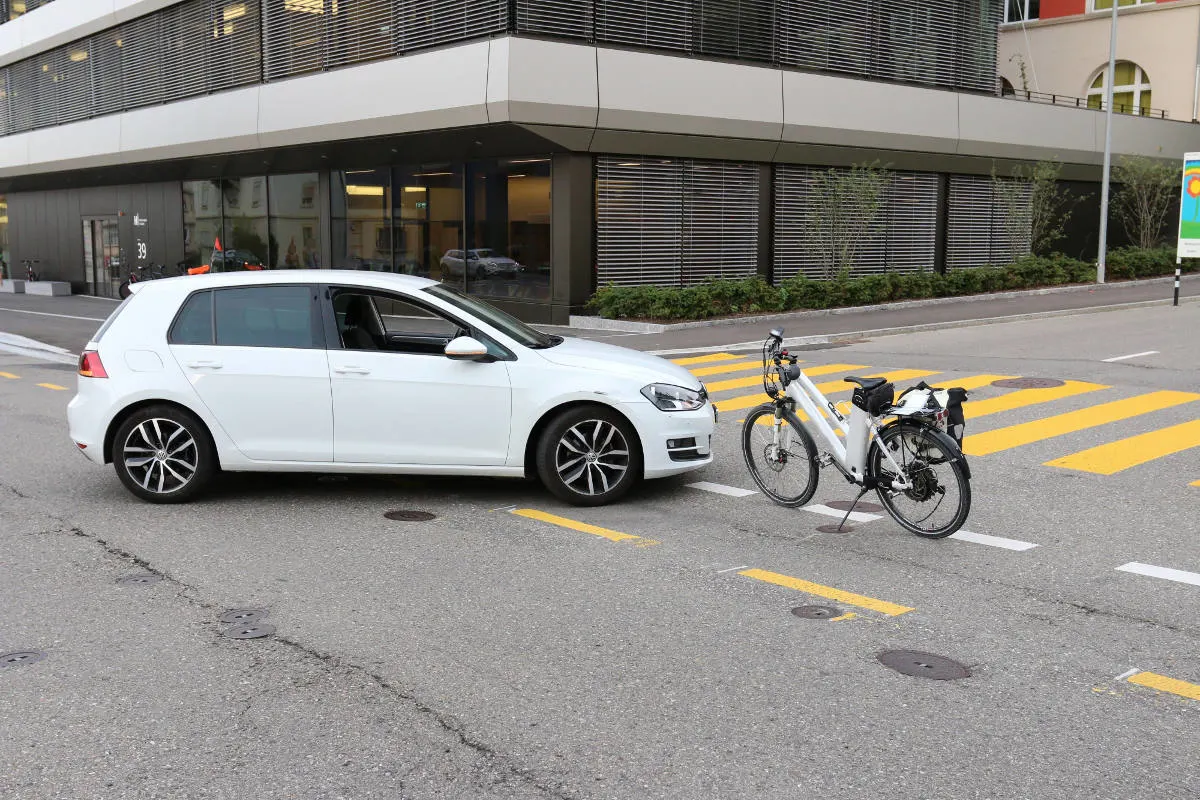Stadt St.Gallen - Kollision zwischen E-Bike-Fahrerin und Auto
