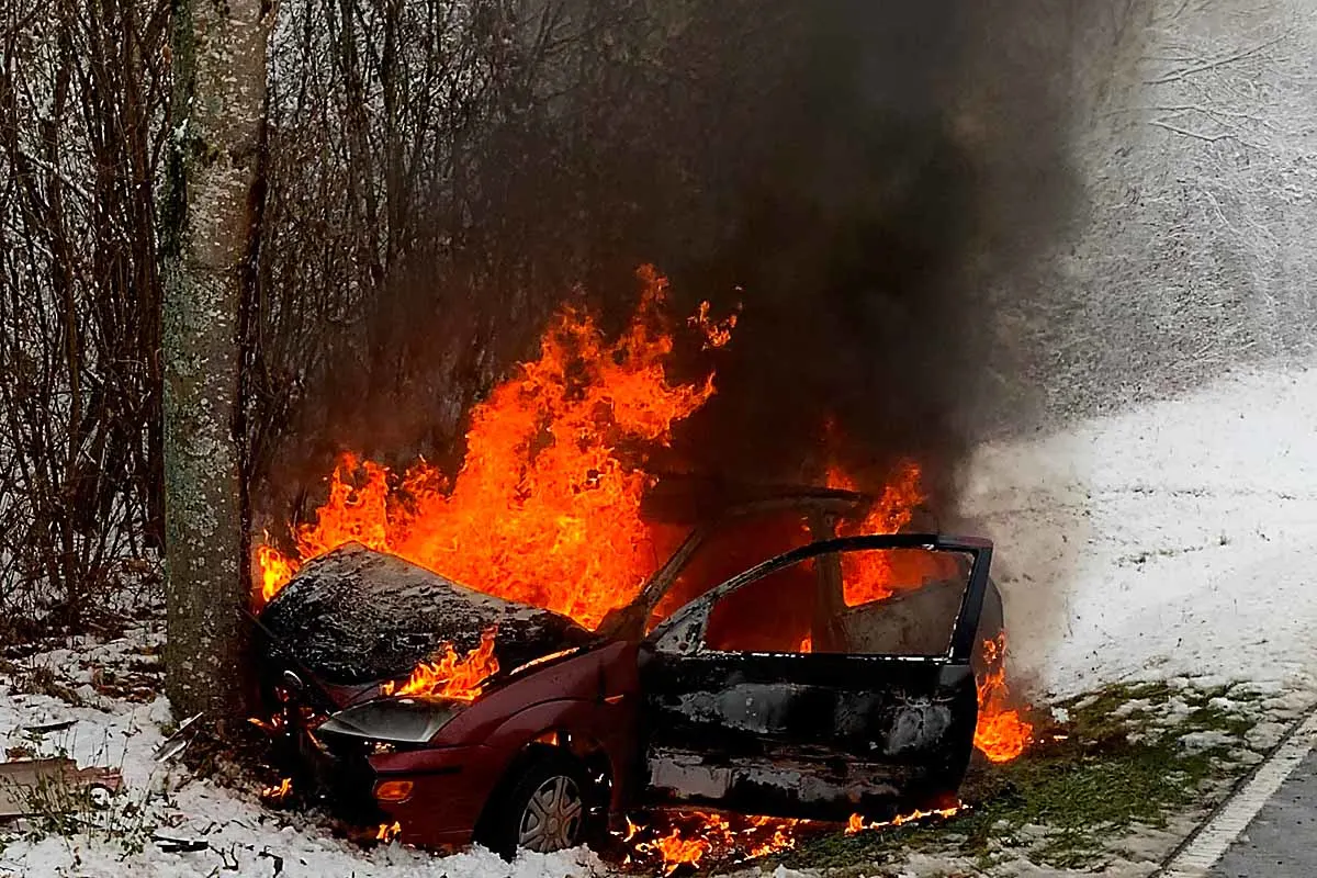Nach witterungsbedingten Unfall in Eigeltingen - Feuerwehr löscht brennendes Auto