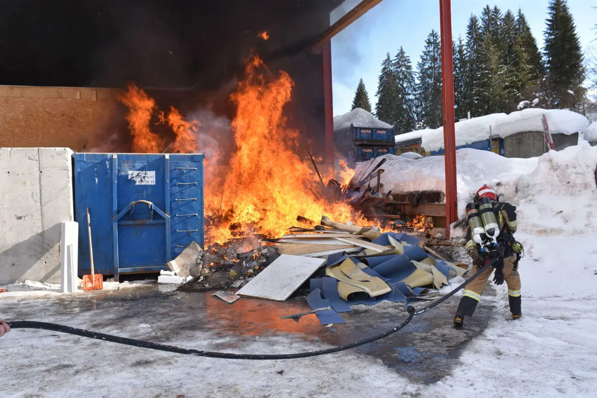 Flims GR - Feuer greift auf Industriegebäude über