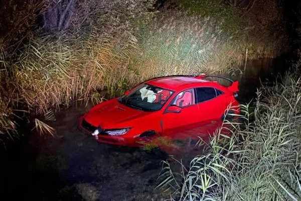 40'000 Franken Sachschaden in Altdorf UR - Auto gerät ausser Kontrolle und landet in Bach