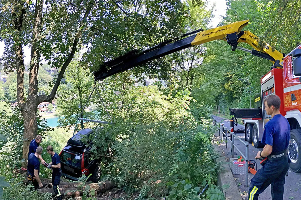 Stadt Bern BE - Auto rollt Abhang hinunter